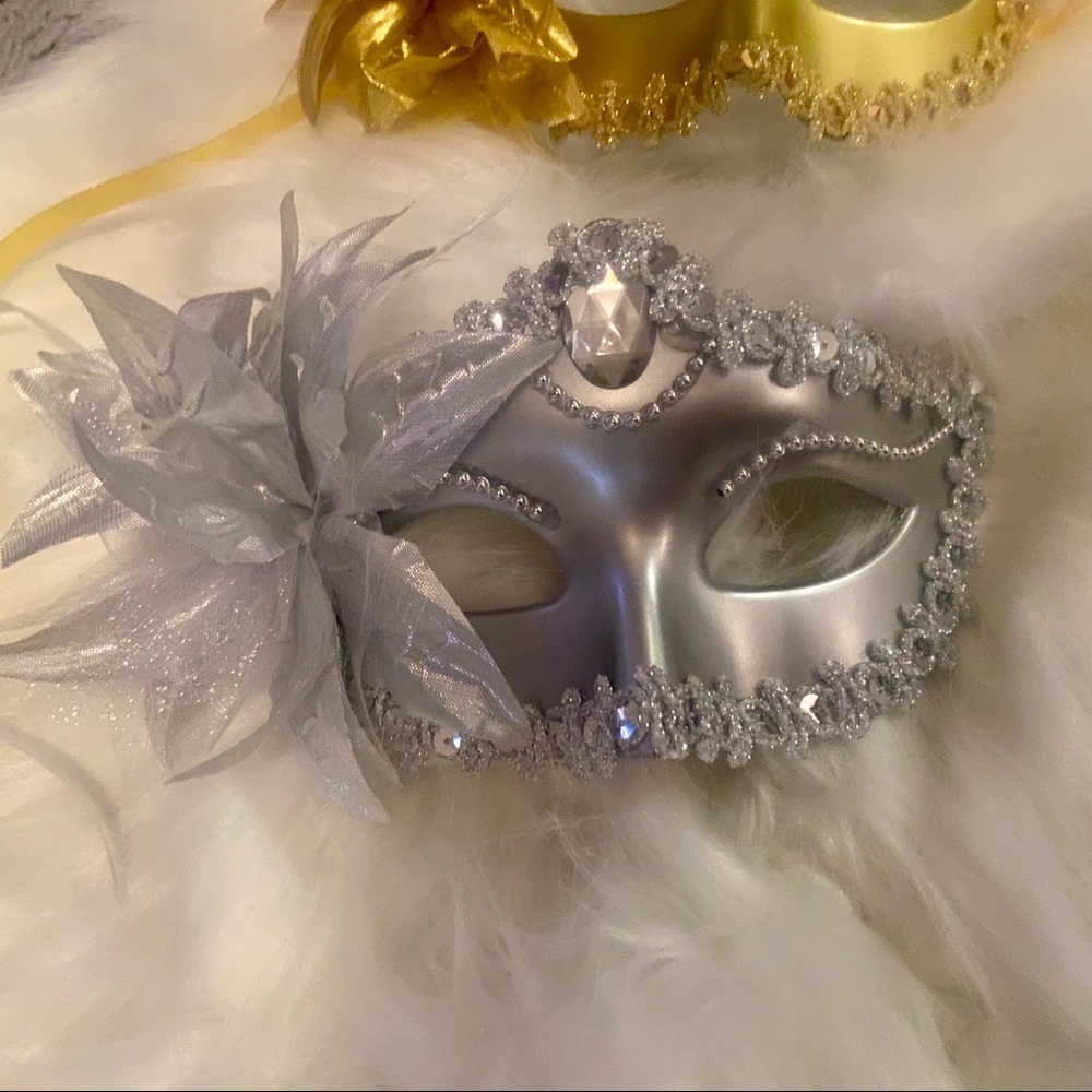 ✨MYSTIQUE✨MOLDED PLASTIC GOLD OR SILVER MASK - Picture 12 of 15